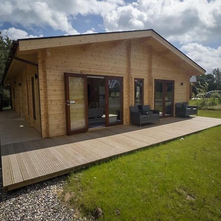 Sundance Lodge, Fantastic New Cabin With Hot Tub - Sleeps 6 - Largest In Felmoor Park Morpeth Værelse billede