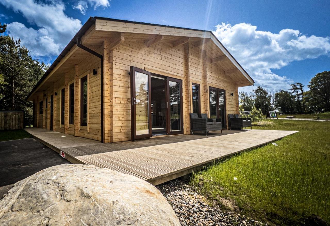Sundance Lodge, Fantastic New Cabin With Hot Tub - Sleeps 6 - Largest In Felmoor Park Morpeth Eksteriør billede