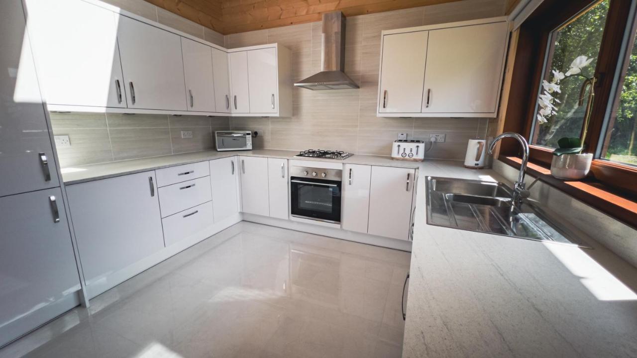 Sundance Lodge, Fantastic New Cabin With Hot Tub - Sleeps 6 - Largest In Felmoor Park Morpeth Eksteriør billede