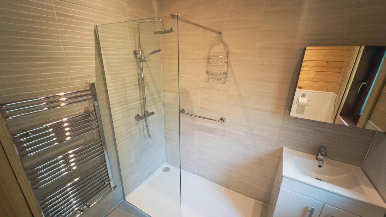 Sundance Lodge, Fantastic New Cabin With Hot Tub - Sleeps 6 - Largest In Felmoor Park Morpeth Eksteriør billede