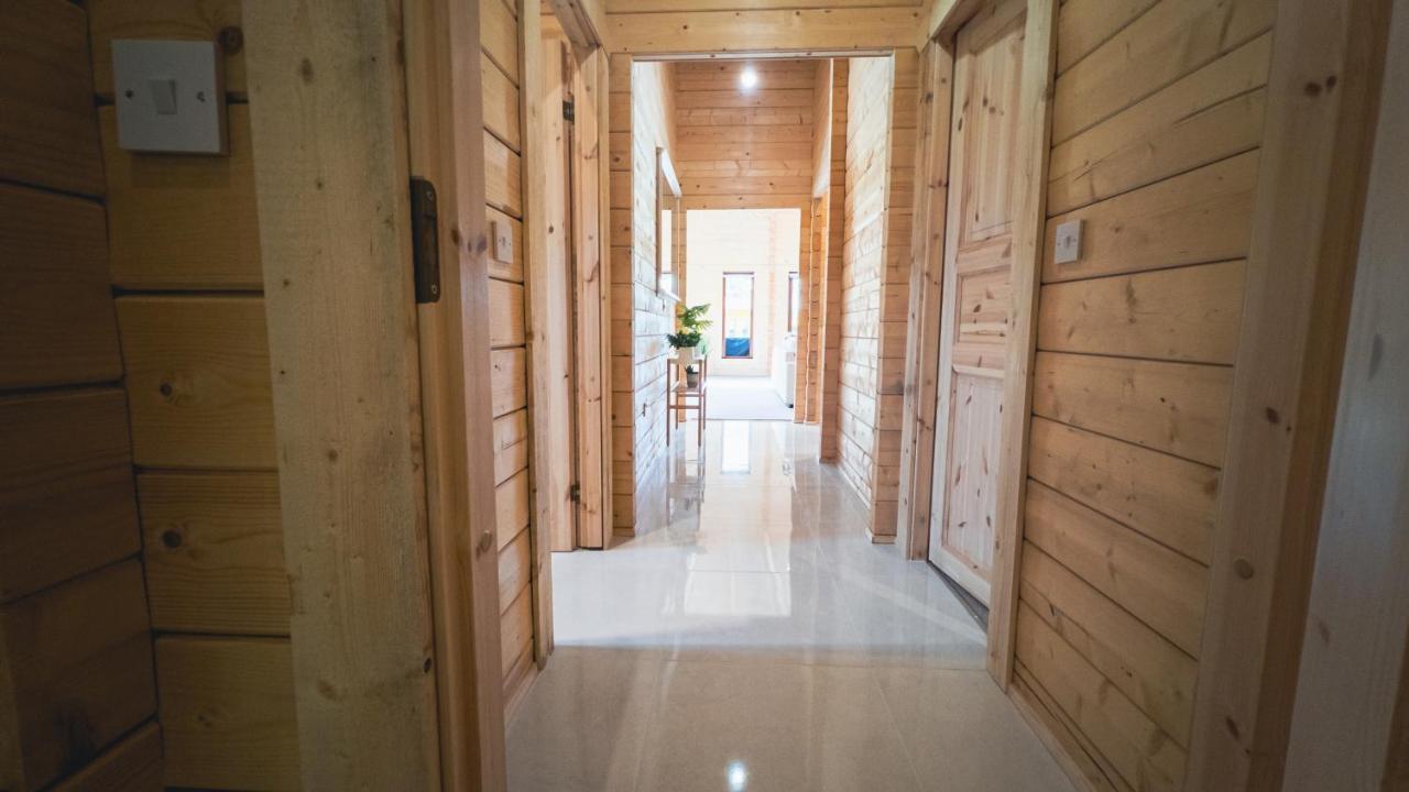 Sundance Lodge, Fantastic New Cabin With Hot Tub - Sleeps 6 - Largest In Felmoor Park Morpeth Eksteriør billede