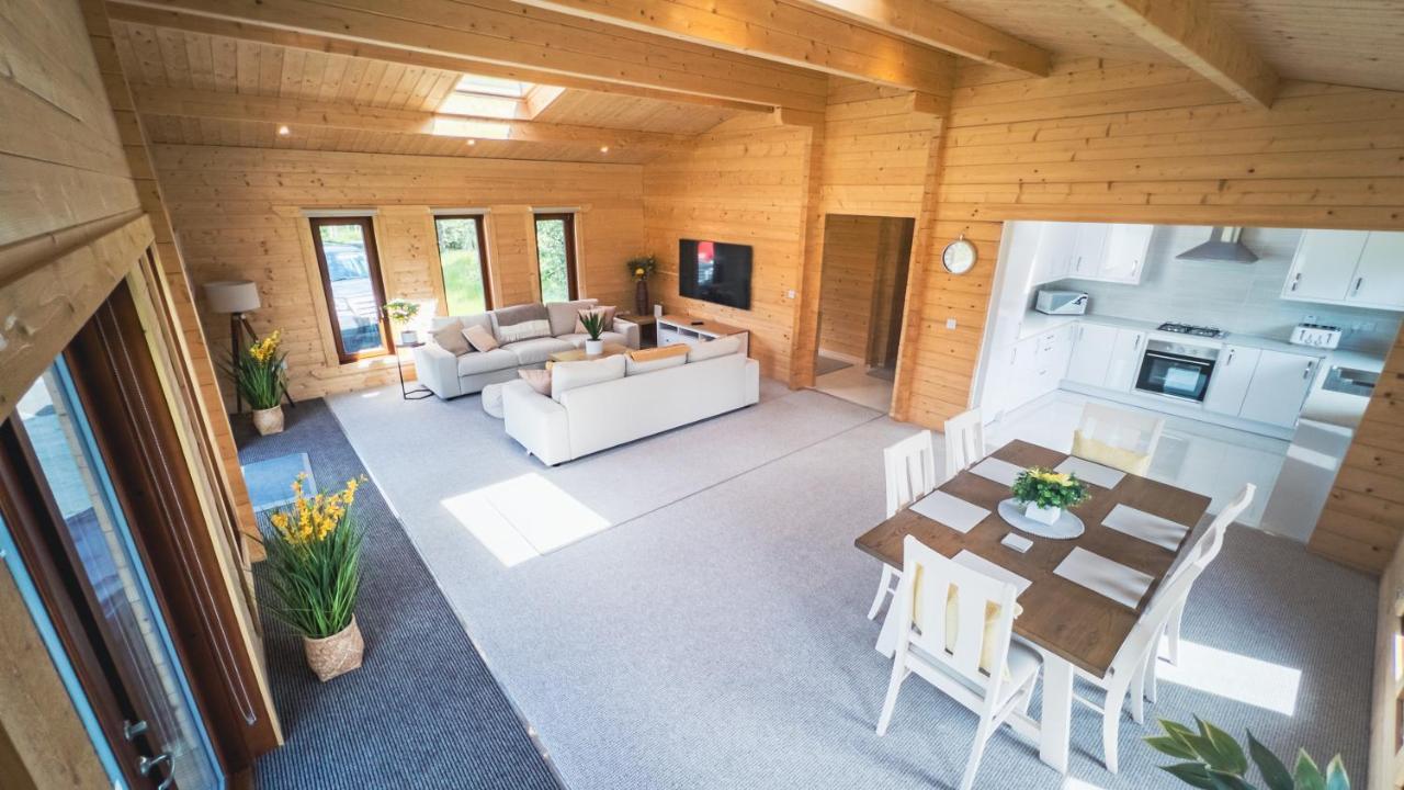 Sundance Lodge, Fantastic New Cabin With Hot Tub - Sleeps 6 - Largest In Felmoor Park Morpeth Eksteriør billede