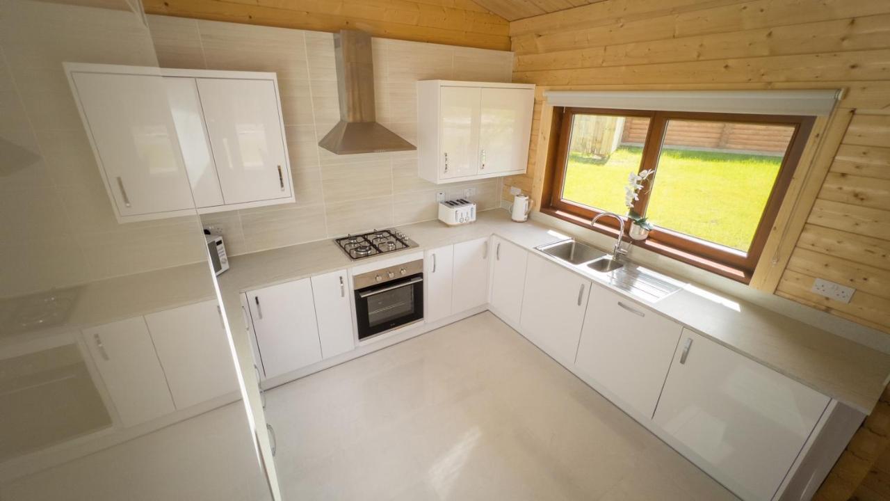 Sundance Lodge, Fantastic New Cabin With Hot Tub - Sleeps 6 - Largest In Felmoor Park Morpeth Eksteriør billede