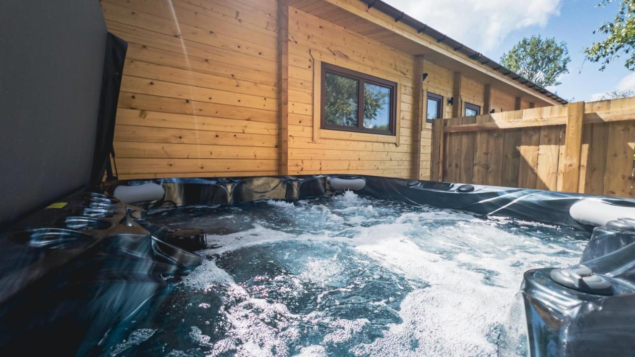 Sundance Lodge, Fantastic New Cabin With Hot Tub - Sleeps 6 - Largest In Felmoor Park Morpeth Eksteriør billede