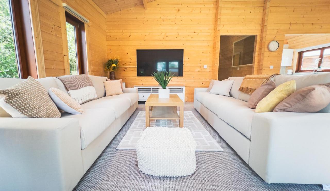 Sundance Lodge, Fantastic New Cabin With Hot Tub - Sleeps 6 - Largest In Felmoor Park Morpeth Eksteriør billede
