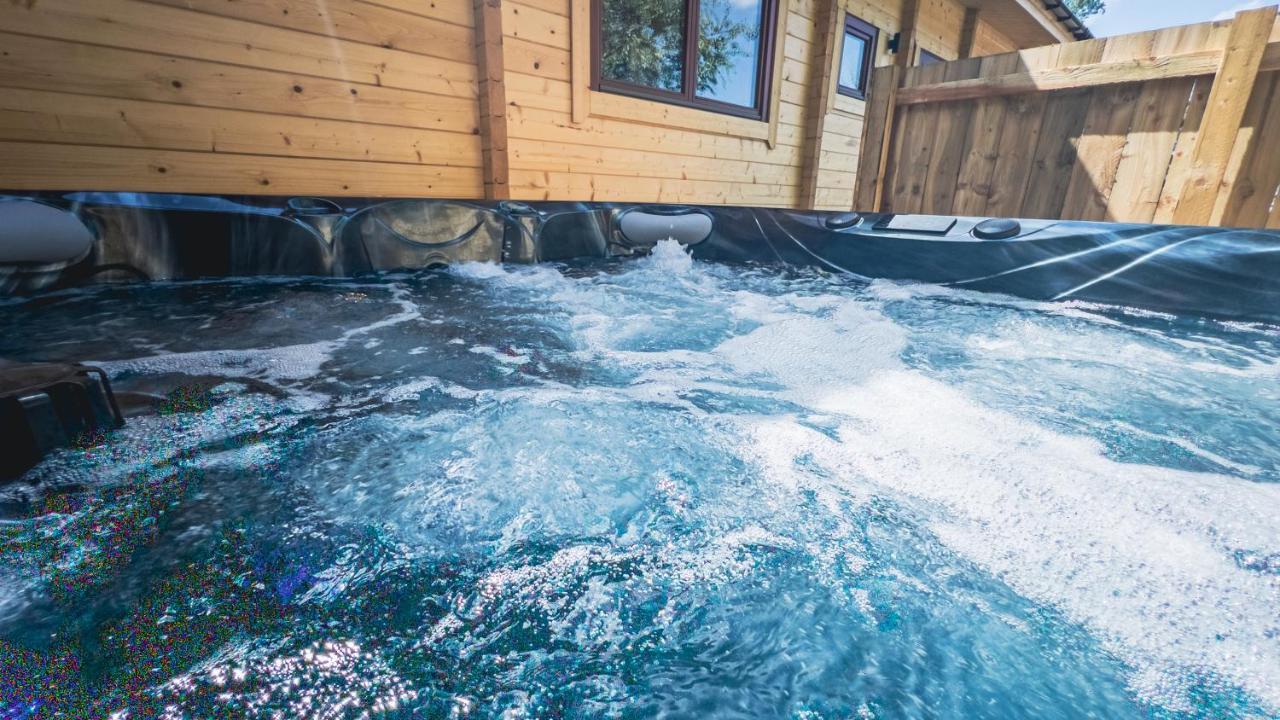 Sundance Lodge, Fantastic New Cabin With Hot Tub - Sleeps 6 - Largest In Felmoor Park Morpeth Eksteriør billede
