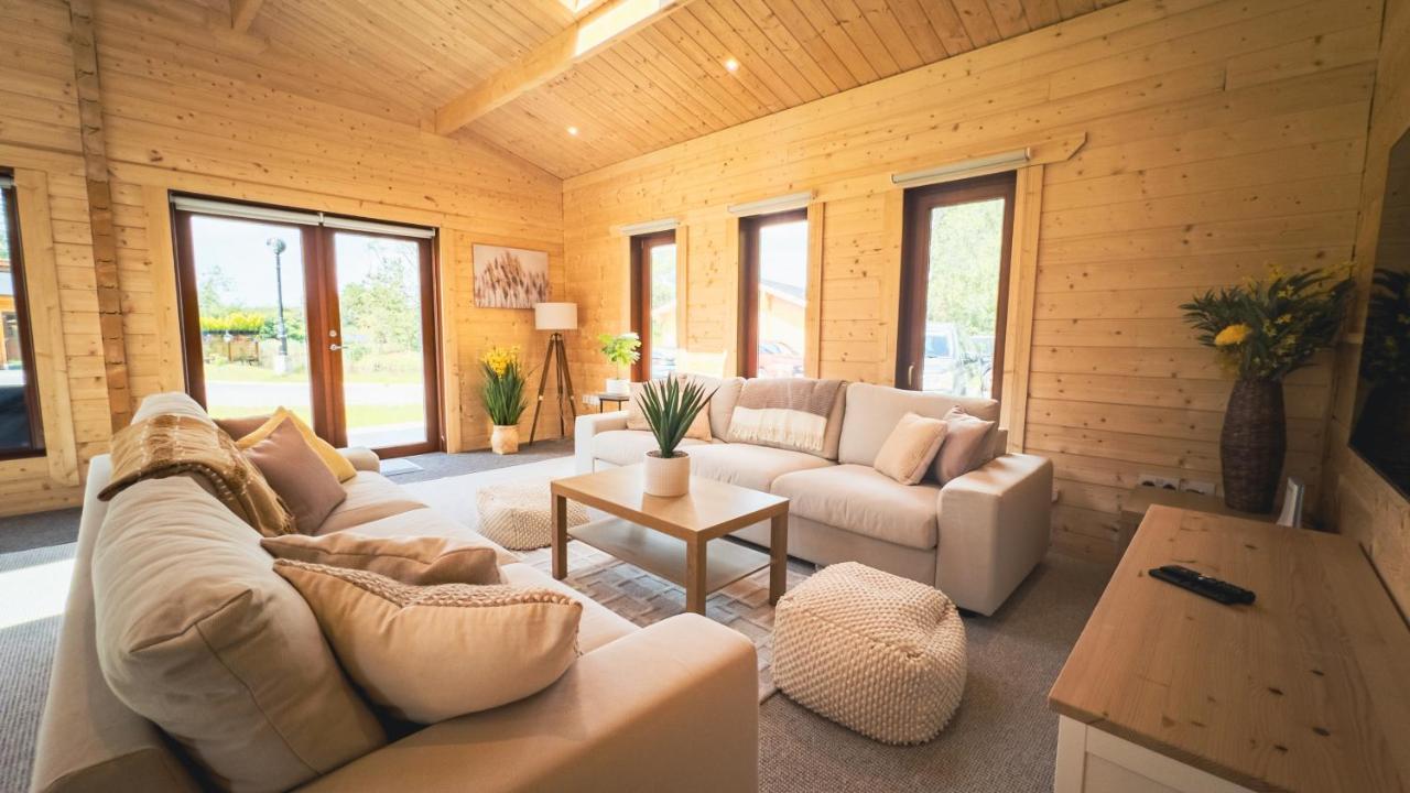 Sundance Lodge, Fantastic New Cabin With Hot Tub - Sleeps 6 - Largest In Felmoor Park Morpeth Eksteriør billede