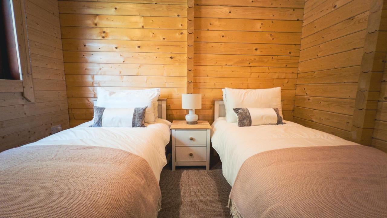 Sundance Lodge, Fantastic New Cabin With Hot Tub - Sleeps 6 - Largest In Felmoor Park Morpeth Eksteriør billede