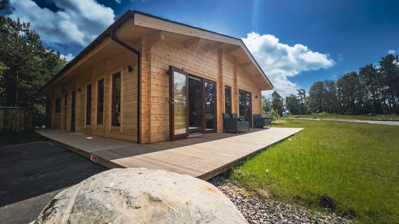Sundance Lodge, Fantastic New Cabin With Hot Tub - Sleeps 6 - Largest In Felmoor Park Morpeth Eksteriør billede