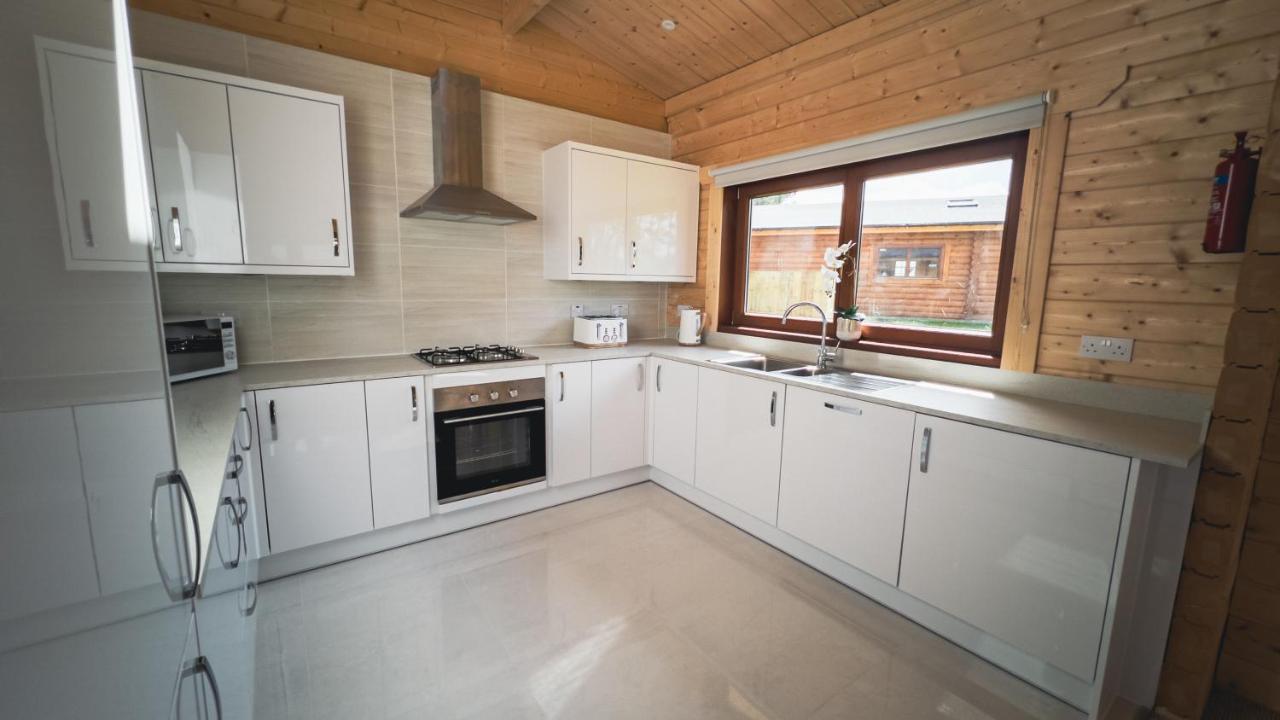 Sundance Lodge, Fantastic New Cabin With Hot Tub - Sleeps 6 - Largest In Felmoor Park Morpeth Eksteriør billede