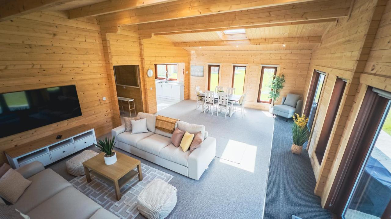 Sundance Lodge, Fantastic New Cabin With Hot Tub - Sleeps 6 - Largest In Felmoor Park Morpeth Eksteriør billede