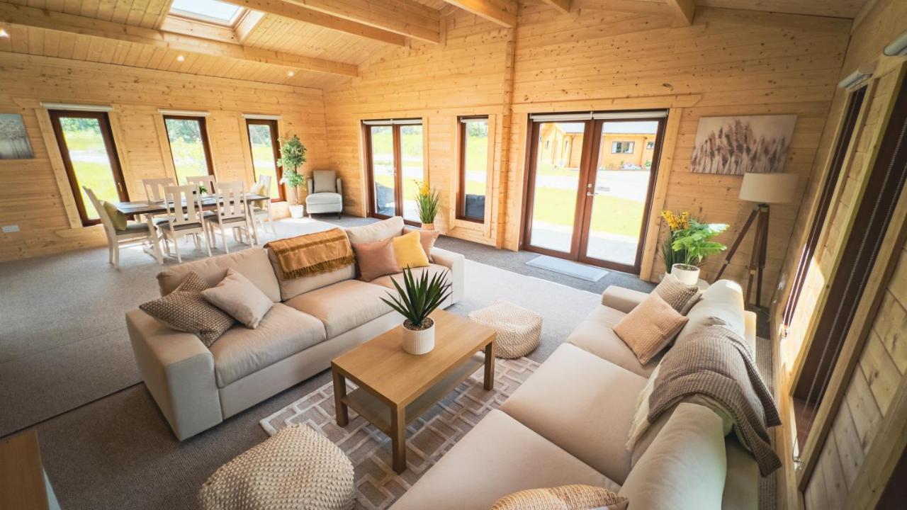 Sundance Lodge, Fantastic New Cabin With Hot Tub - Sleeps 6 - Largest In Felmoor Park Morpeth Eksteriør billede