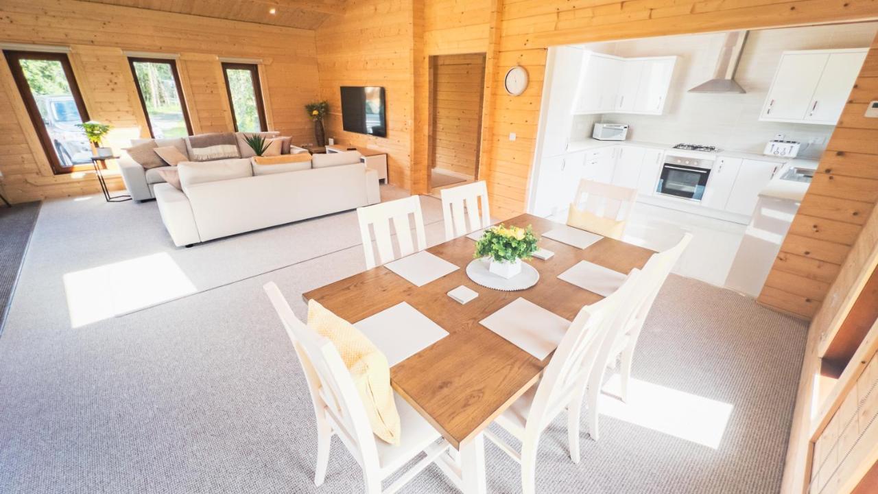 Sundance Lodge, Fantastic New Cabin With Hot Tub - Sleeps 6 - Largest In Felmoor Park Morpeth Eksteriør billede