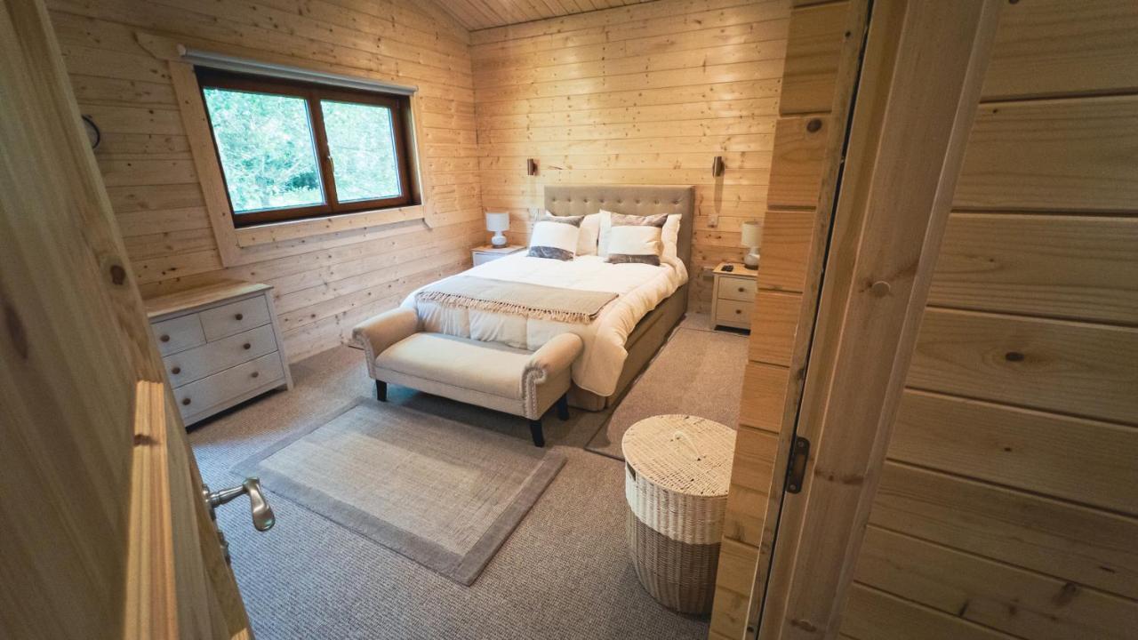 Sundance Lodge, Fantastic New Cabin With Hot Tub - Sleeps 6 - Largest In Felmoor Park Morpeth Eksteriør billede
